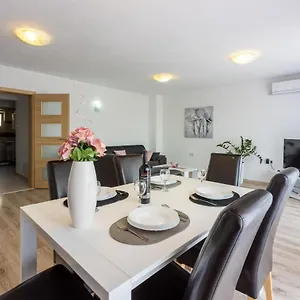  Apartment Rogic